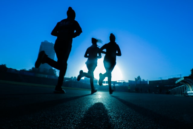 Should You Drink a Meal Replacement Shake Before or After Strength Exercise?