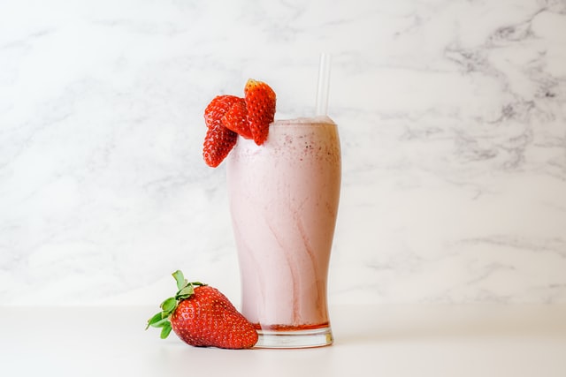 Is It Better to Drink a Protein Shake at Night or in the Morning?